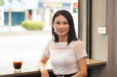 台湾书画家吴欐樱挥洒水墨 山水花鸟缤纷多彩登巴黎